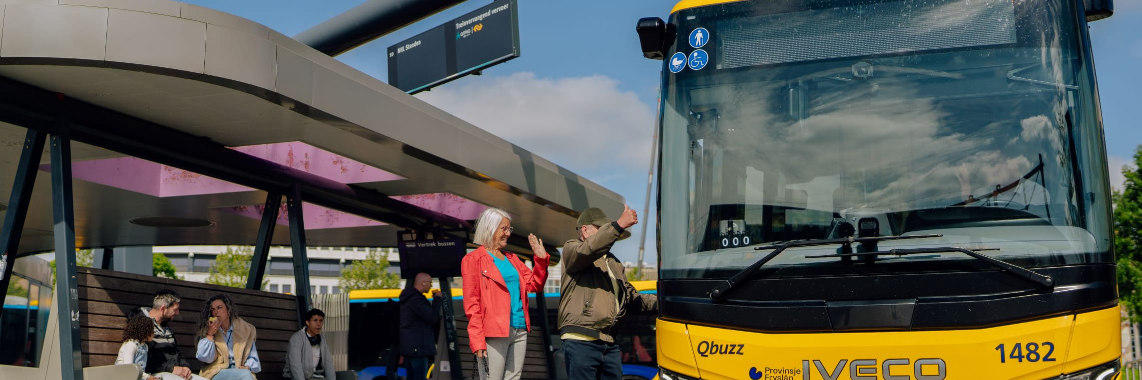 Reizigers stappen in bus op een station in Fryslân