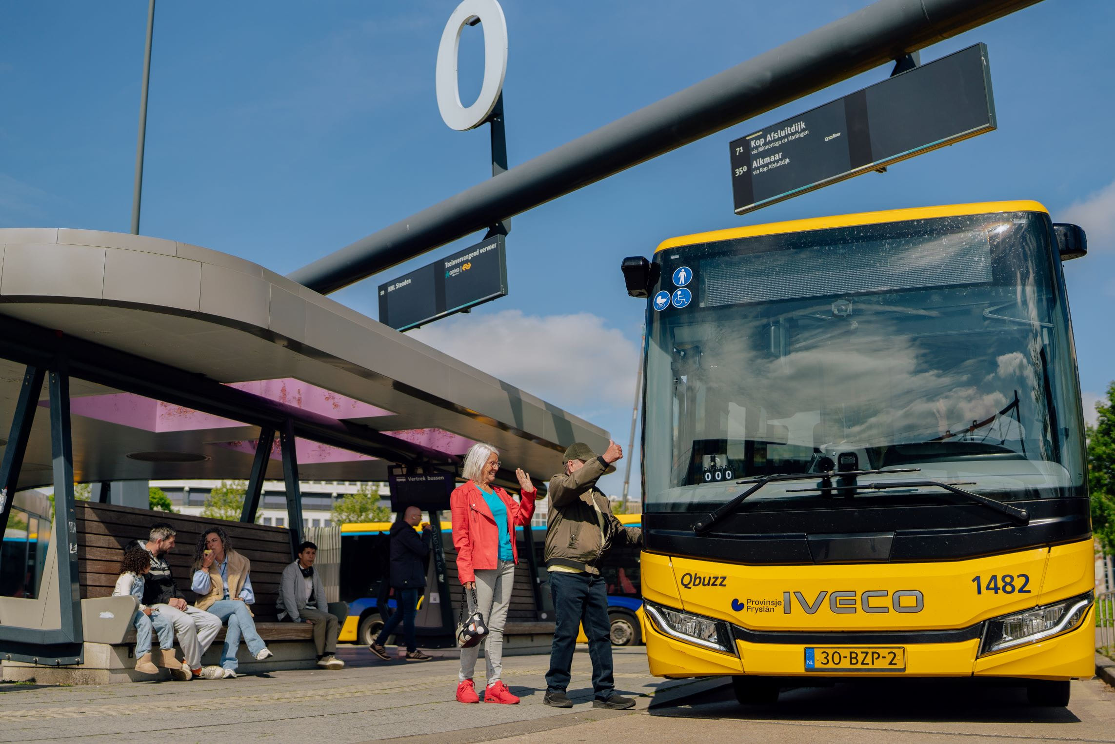 Reizigers stappen in bus op een station in Fryslân