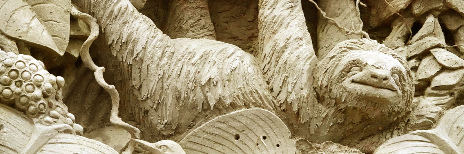 Een hangende luiaard gemaakt van zand